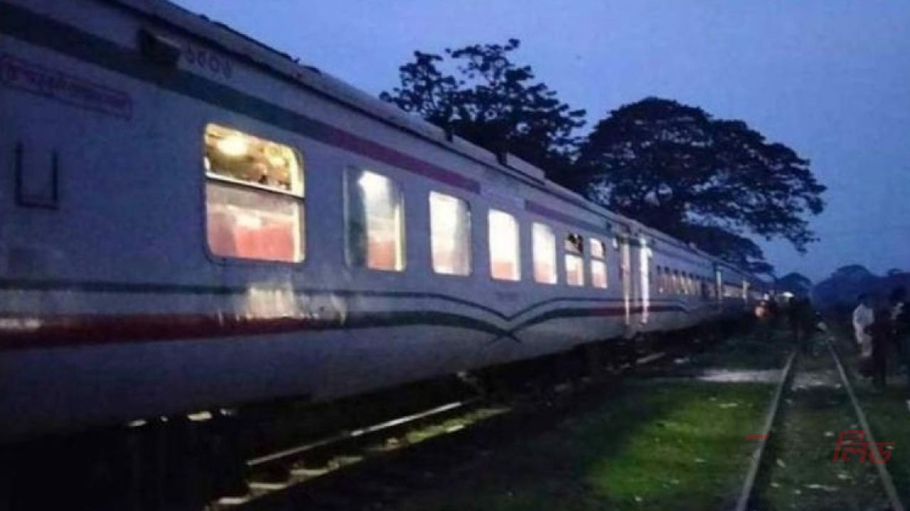 বিজয় এক্সপ্রেসের ইঞ্জিনে আগুন, চট্টগ্রাম-ময়মনসিংহ রুটে ট্রেন চলাচল বন্ধ
