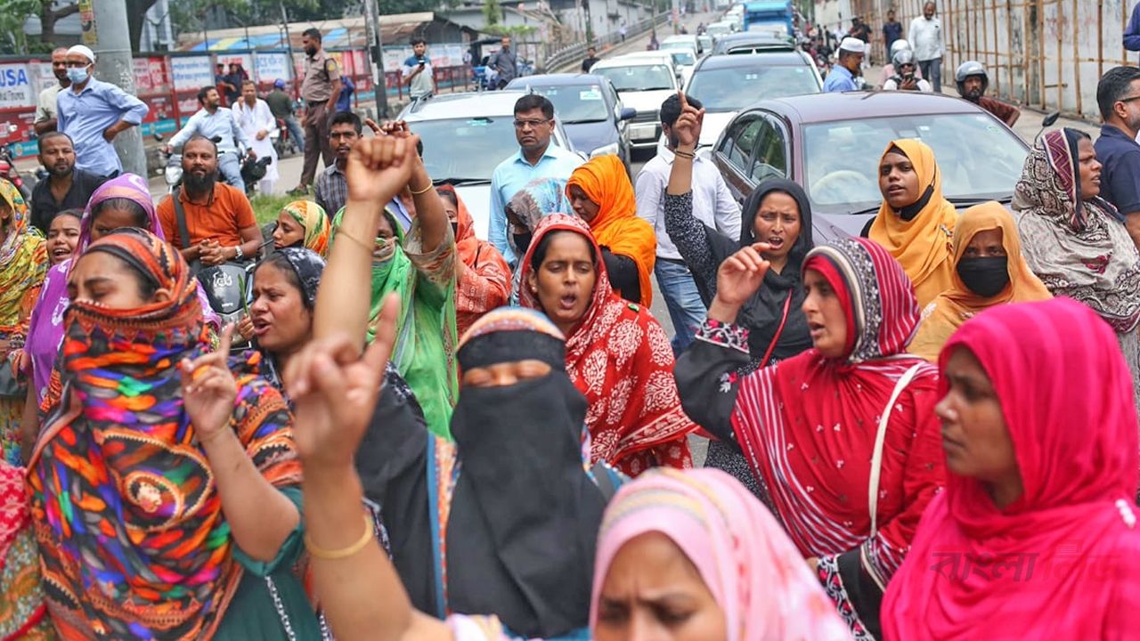 . বকেয়া বেতনের দাবিতে তেজগাঁওয়ে শ্রমিকদের বিক্ষোভ