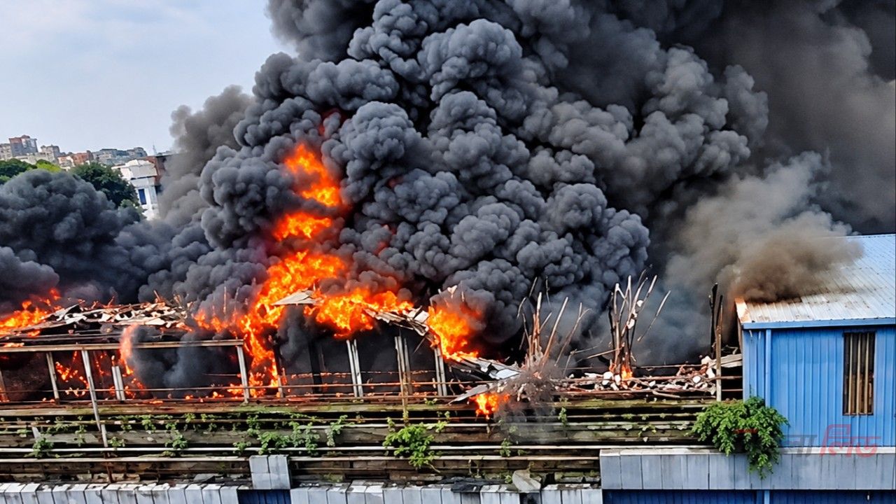 মহাখালীতে পুরোনো ভবনে ভয়াবহ আগুন, নিয়ন্ত্রণে কাজ করছে ফায়ার সার্ভিস