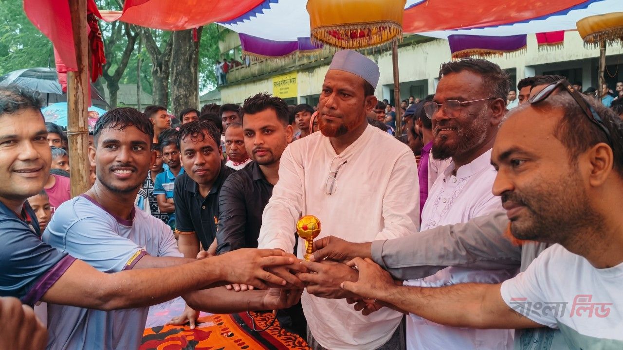 মরহুম আনোয়ারুল হোসেন খান চৌধুরী স্মৃতি ফুটবল টুর্নামেন্টে হাজীপুর একাদশের জয়