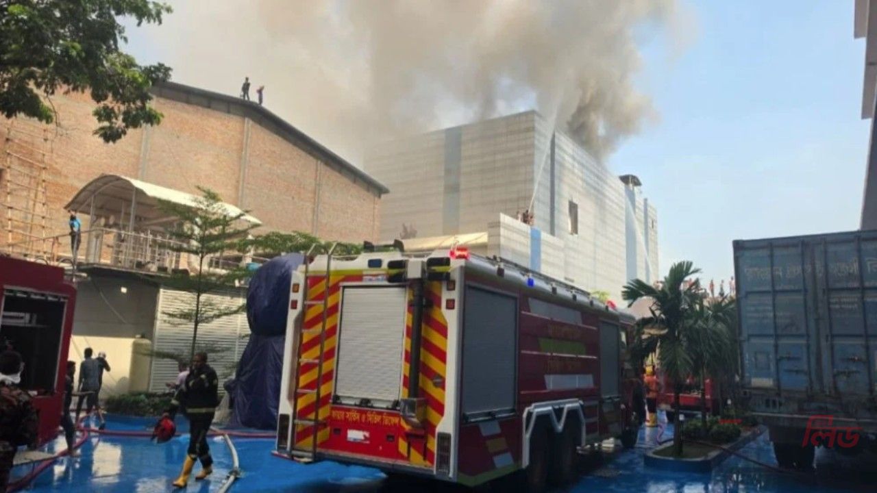 টঙ্গীতে ওষুধ কারখানায় আগুন, নিয়ন্ত্রণে কাজ করছে ১৯ ইউনিট