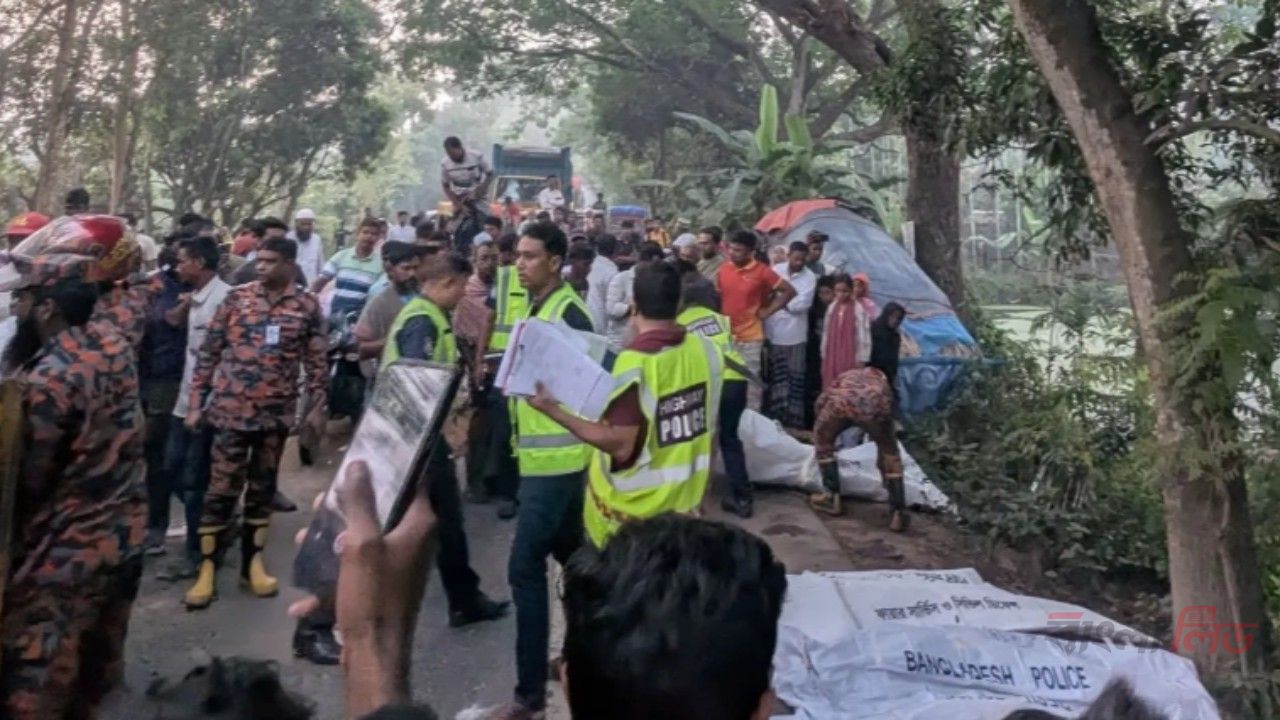 নাটোরে বাস-ট্রাক সং'ঘর্ষে নি'হত ১০