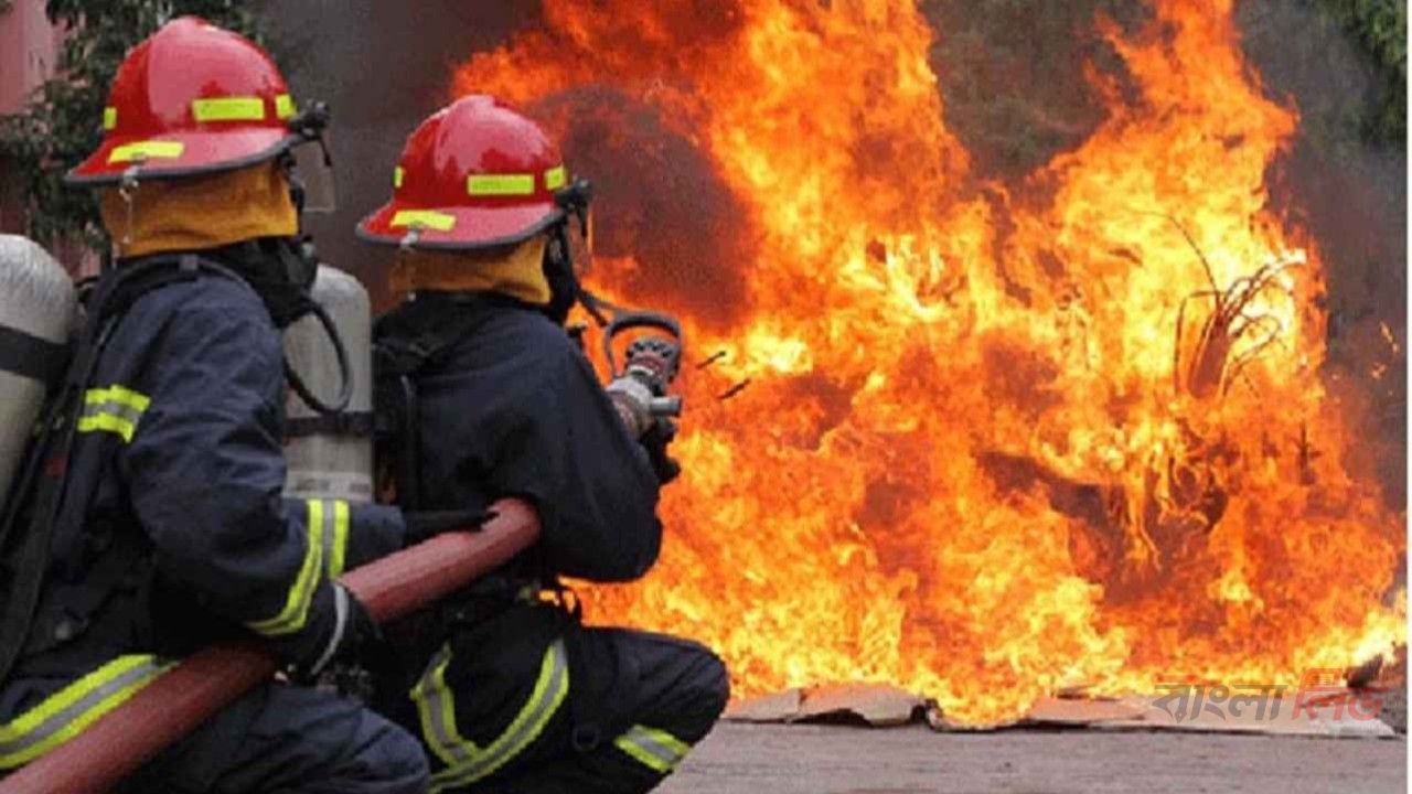 উত্তরায় ওয়ালটনের শোরুমে আগুন