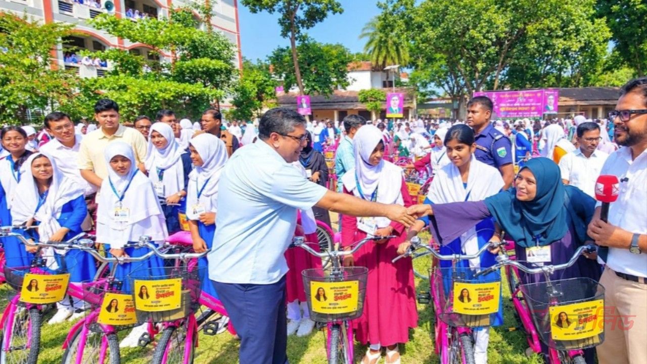 ব্যারিস্টার জাইমা রহমানের জন্মদিনে ৫৪৮ ছাত্রীকে বাইসাইকেল বিতরণ